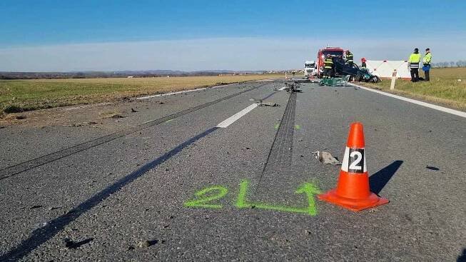 Tragická srážka auta s náklaďákem. Řidička při předjíždění zemřela