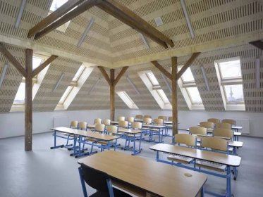 Co všechno dokáží dřevěné akustické panely? Ztišit kanceláře, ozdravit vnitřní prostředí škol i být dominantou v kostelech