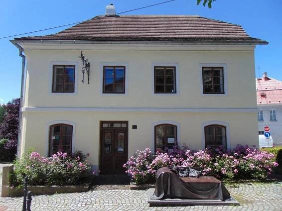 V obci Příbor zase vyrůstal jeden z nejslavnějších a do jisté míry i velmi vlivných rodáků Moravskoslezského kraje. Zakladatel psychoanalýzy Sigmund Freud se narodil do mladé rodiny obchodníka s textilem a v domě na snímku žil jen do svých tří let. Přesto v roce 1931 u příležitosti odhalení pamětní desky vedení města napsal: "Jest nesnadno nyní vžíti se pětasedmdesátiletému do časné doby, z jejíhož bohatého obsahu zůstaly v jeho paměti jen sporné zbytky, ale jedním jsem si jist: hluboce ve mně ukryto zůstalo to příborské šťastné dítě, prvorozenec mladé matky, jenž přijal z tohoto ovzduší a z této půdy první nesmazatelné dojmy."