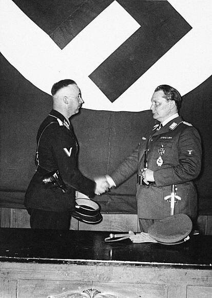 Soubor:Bundesarchiv Bild 183-R96954, Berlin, Hermann Göring ernennt Himmler zum Leiter der Gestapo.jpg