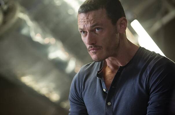 Niekomu karanténa prospela: Herec Luke Evans sa pochválil TAKOUTO premenou. Odpadnete!