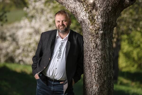 Česká krajina je zmrzačená, potřebuje zahojit, říká sedlák Daniel Pitek | Obnovitelně