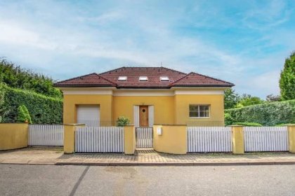 Nabízíme udržovanou samostatnou vilu 6+1 s terasou, zahradou a garáží v Průhonicích.