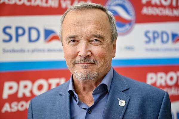 Poslanec Kobza odchází po 10 letech z SPD. ‚Bral plat, ale nebyl v práci,‘ zkritizoval ho Okamura