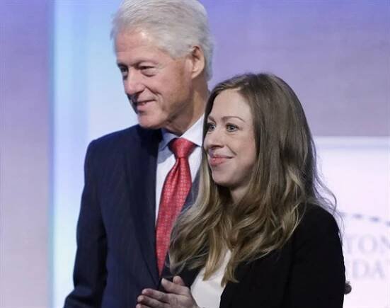 Těhotná Chelsea Clintonová a její otec Bill Clinton (New York, 22. září 2014)