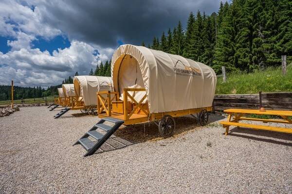 Zážitkový pobyt ve Slovenském ráji s polopenzí: nocování v teepee, dostavníku i chaloupce, jízda na koni