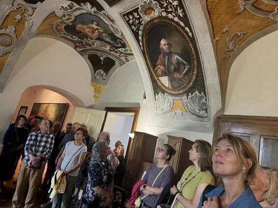 Pocta malířské legendě. Největší výstava Handkeho děl začala ve Šternberku