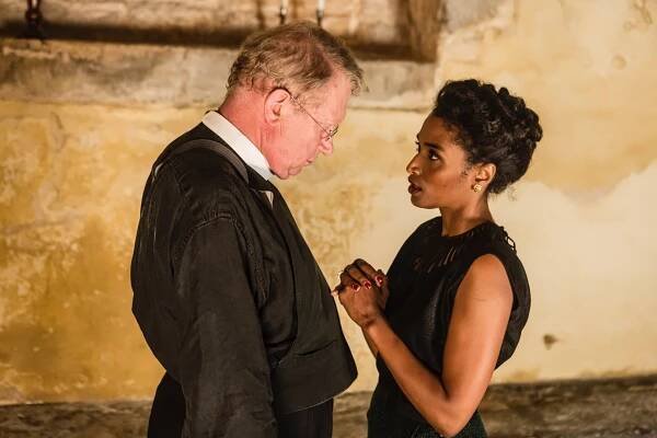 Otec Brown - Dvojí smrt Hercula Flambeaua - Z filmu - Mark Williams, Sara Martins