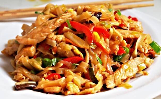 Recept : Kuřecí maso se zeleninou, rýžové nudle