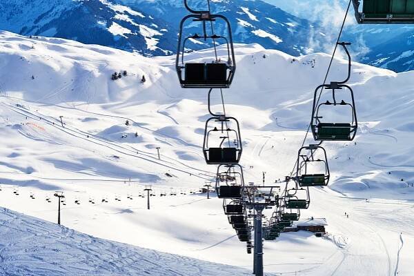 velká lanovka nad strmou sjezdovkou posetou tratěmi na zasněženém vrcholu vysoké hory v rakouských alpách a malá chata - okres kitzbühel - stock snímky, obrázky a fotky