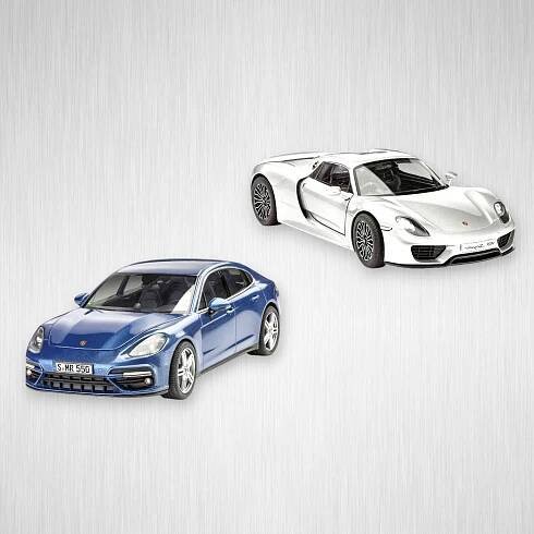 Plastikové modely aut Porsche Panamera a Porshe 918 [1:24].