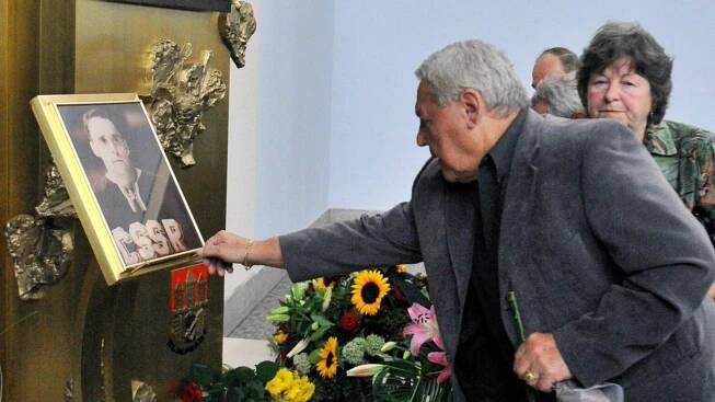 Bývalý hokejista Jan Havel na pohřbu Františka Tikala.