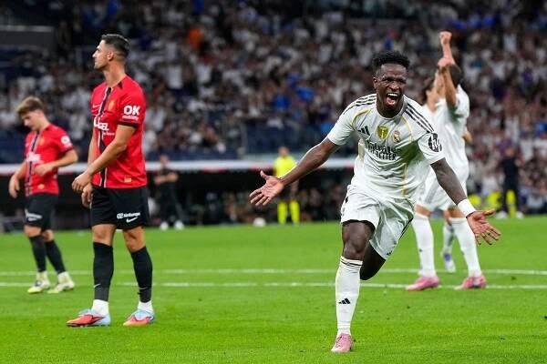 Real Madrid otočil zápas a oslavuje víťazstvo. Atletico s Hanckom sa muselo uspokojiť s bodom