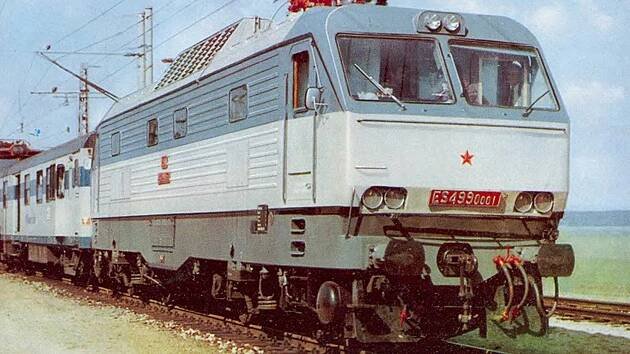 Řada ES499.0 byla první dvousystémovou elektrickou lokomotivou Československých státních drah. Na fotografii je první vyrobený kus/prototyp ES499.0001.