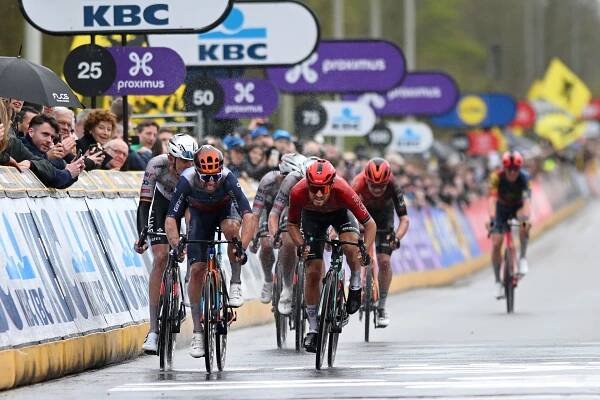 OUDENAARDE BELGIUM  MARCH 31 LR Michael Matthews of Australia and Team Jayco AlUla and Luca Mozzato of Italy and Team Arkea  BB Hotels sprint at finish line during the 108th Ronde van Vlaanderen  Tour des Flandres 2024  Mens Elite a 2708km one day race from Antwerpen to Oudenaarde  UCIWT  on March 31 2024 in Oudenaarde Belgium Photo by Dario BelingheriGetty Images