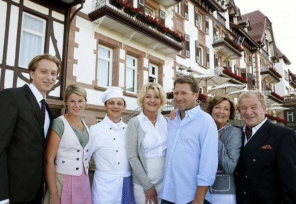 Dědička hotelu - Der verlorene Sohn - Promo - Tim Morten Uhlenbrock, Miriam Morgenstern, Arndt Schwering-Sohnrey, Saskia Vester, Michael Fitz, Gila von Weitershausen, Michael Hanemann