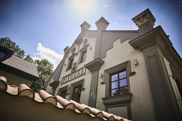 Únětický pivovar — tradice, řemeslo a chuťová jedinečnost
