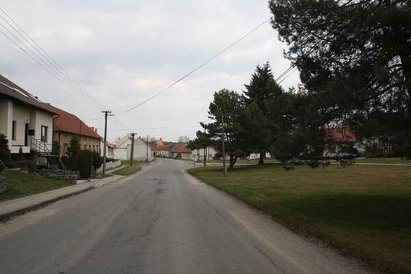 Soubor:Center square of Studenec, Třebíč District.jpg