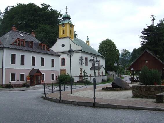 Náměstí s farou