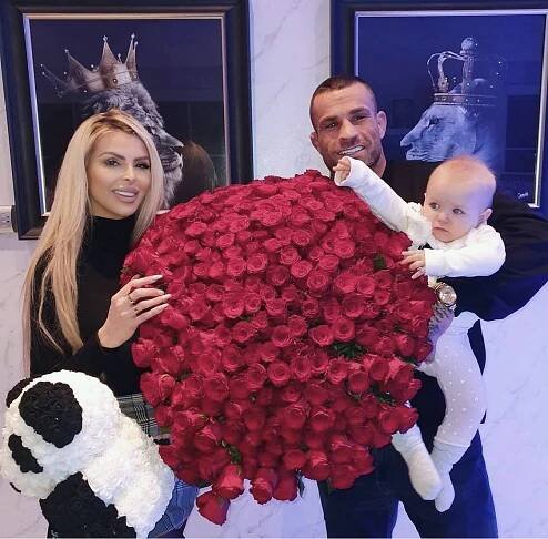 Největší milostné vyznání Karlose Terminátora Vémoly slaví úspěch. Sexbombu Lelu Ceterovou má zpátky doma!