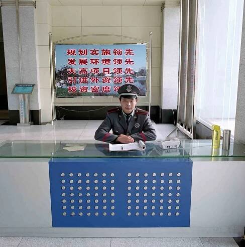 China-19/2007 [Tai., GSW (b. 1987)]
Guo Shao Wei (b. 1987) is doorman at the Taian Hi-Tech Zone and Economic Zone Building, Taian City, Shandong province. Monthly salary: 1,100 renminbi
($ 136, 101 euro)China-19/2007 [Tai., GSW (b. 1987)]
Guo Shao Wei (b. 1987) is portier in het gebouw van de "Taian Hi-Tech Zone and Economic Zone", Taian City, Shandong provincie. Netto maandsalaris: 1100 Renminbi (101 euro, 136 $)