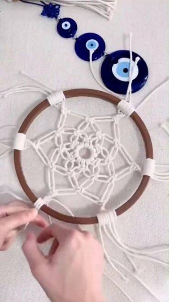 Esse é um ótimo item para gerar uma renda extra ou até mesmo dar de presente para sua família. Aprenda a fazer esse e muitas outras peças clicando no pin ⭐
