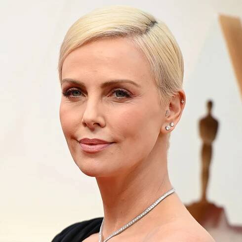 Oscars 2020: Charlize Theron Wears a Sleek Side-Part and Hidden Headband