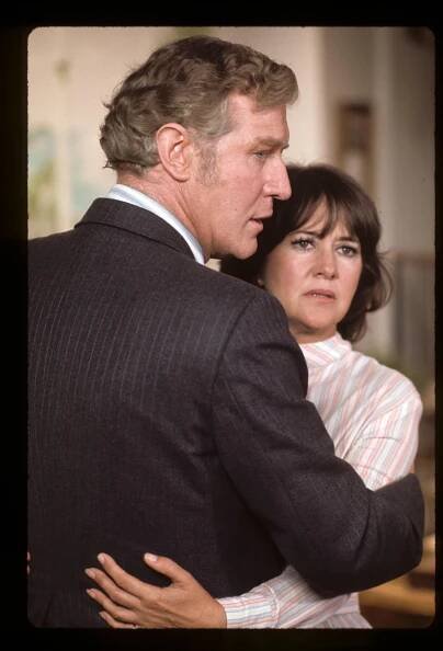 Joanne Linville and Edward Mulhare in V ulicích San Francisca (1972)