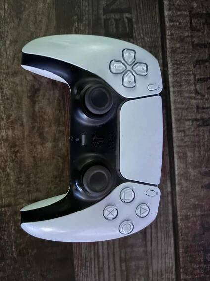 PS5 - Dualsense ovladač White - Trpí stick driftem