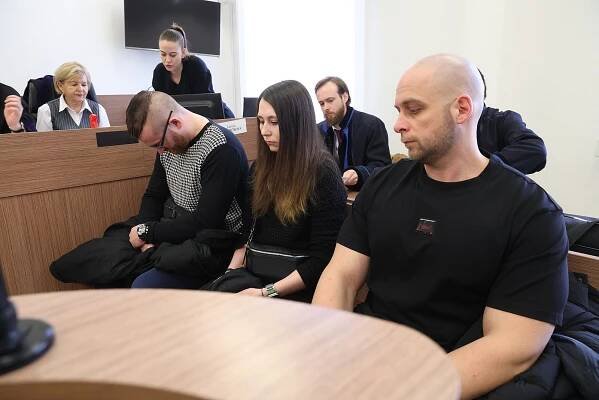 Natlačil mě k baru, ona mi dala pěstí. Svědkyně popsala, jak policista s partnerkou útočili na další dívky