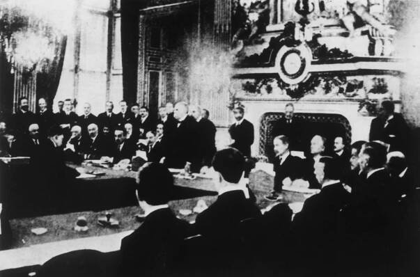 18. ledna začala Pařížská mírová konference. V Německu stanovené podmínky vyvolávaly pocit ublíženosti