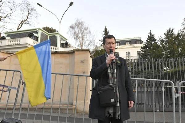 Před ukrajinskou ambasádou se lidé modlili za mír. „Pokud agresoři přijdou, budeme se bránit,“ řekl...