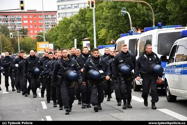 Demonstrace v Chemnitz s nasazením velkého množství policejních jednotek | Týdeník Policie