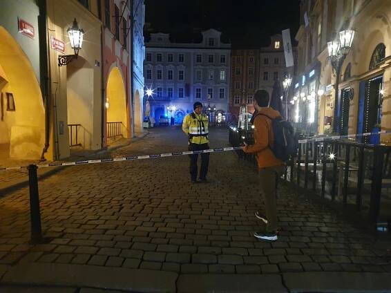 OBRAZEM: Na Staroměstském náměstí našli sud. Policie prostor evakuovala