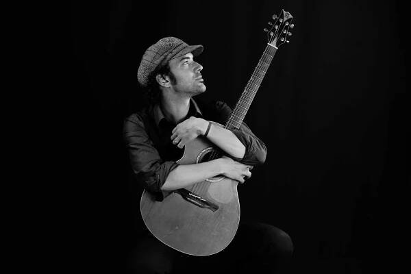 Sam Lorenzini con la sua chitarra acustica - una passione per la Soul Music