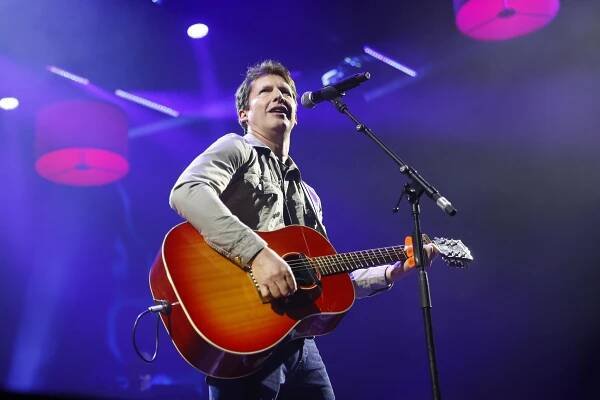 RECENZE: Pozitivní a vyzrálý James Blunt kraloval pod sedmi lustry