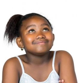Zavřete portrét roztomilá malá Africká dívka s přemýšlel mimika vzhlédl. Izolované na bílém pozadí. — Stock obrázek