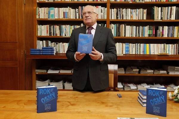Václav Klaus podepisuje Rok osmý