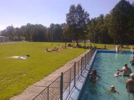 NEDÁVNÁ HISTORIE - KOUPALIŠTĚ PŘED REKONSTRUKCÍ | KOUPALIŠTĚ A SPORTOVNÍ AREÁL KOLINEC
