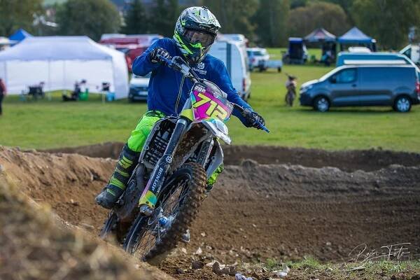 Motorkáři se nechali v Herálci ohodit bahnem pro dobrou věc. Pro Tomíka s obrnou - Baži-foto
