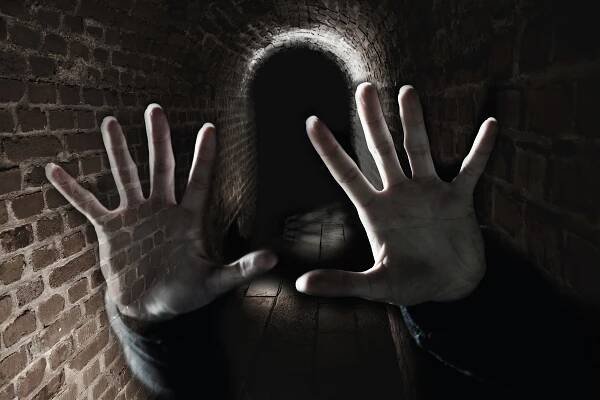strašidelná ruka v temné buňce - exorcismus - stock snímky, obrázky a fotky