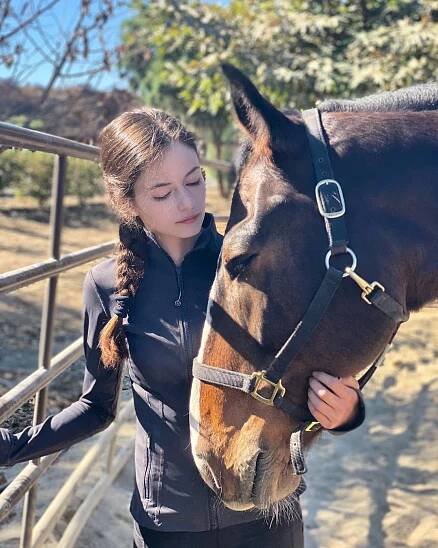 FOTO: Mackenzie Foy natáčí nový snímek pro Disneyho, kde bude jezdit na koni – stránka 7