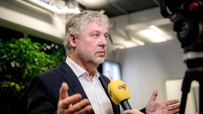 Peter Eriksson öppnar för lagstiftning mot nätjättarna 