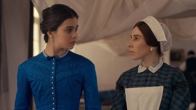 Dickinson - To je můj dopis pro ten svět - Z filmu - Hailee Steinfeld, Zosia Mamet