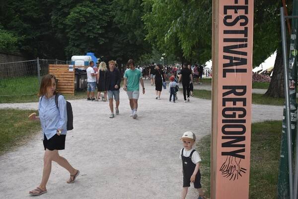 Hradec žije až do prázdnin divadelním festivalem. Najdete se na fotkách?