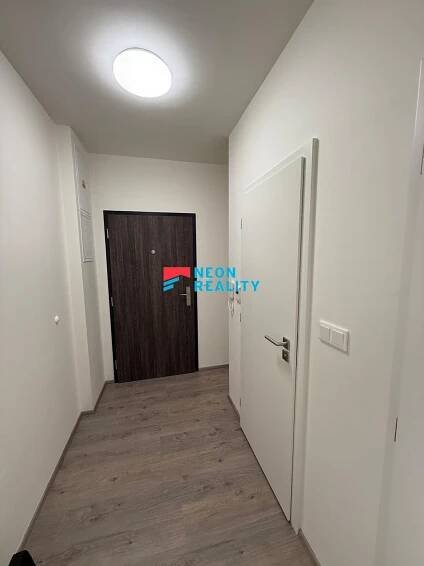 Pronájem bytu 2+kk v novostavbě Rezidence Bílá Perla, Opava – ještě neobývaný, moderní a slunný byt | Neon reality