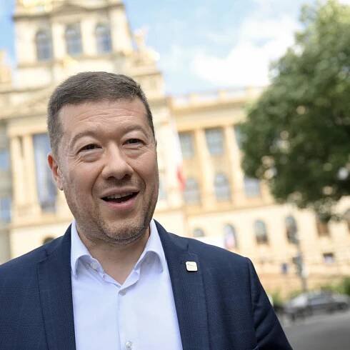 Od lajků k hlasům: Babiš sází na soukromí, Okamura na hněv. Jak politici budují svůj obraz na sítích
