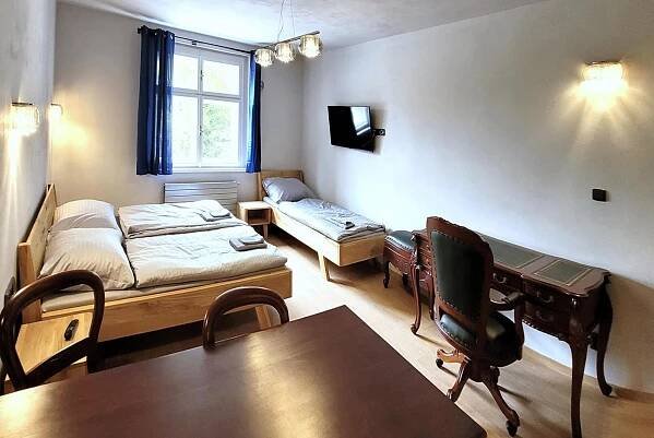 Postel nebo postele na pokoji v ubytování Bunkr Karlštejn