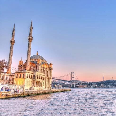 Istanbul: Plavba po Bosporu z Evropy nebo Asie a audioprůvodce | GetYourGuide