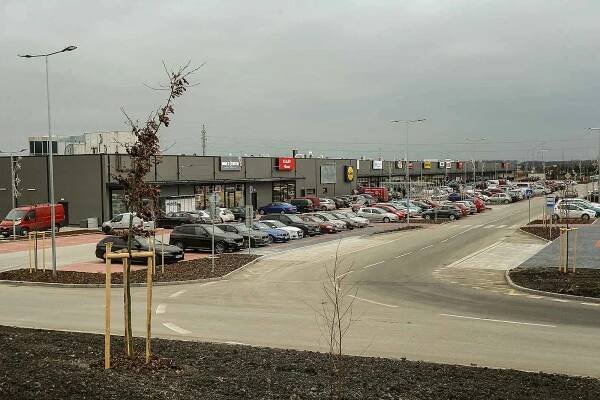 Nákupní centrum v průmyslové zóně Kolín - Ovčáry.